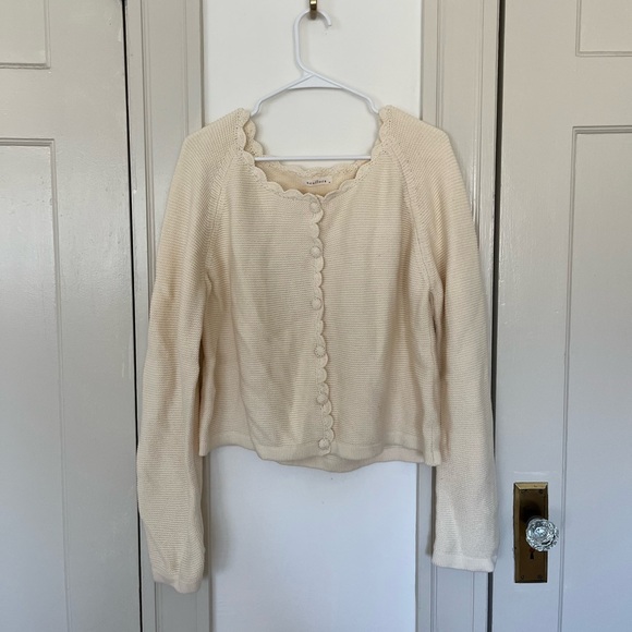 Neuflora Sweaters - NWOT neuflora scalloped cardigan